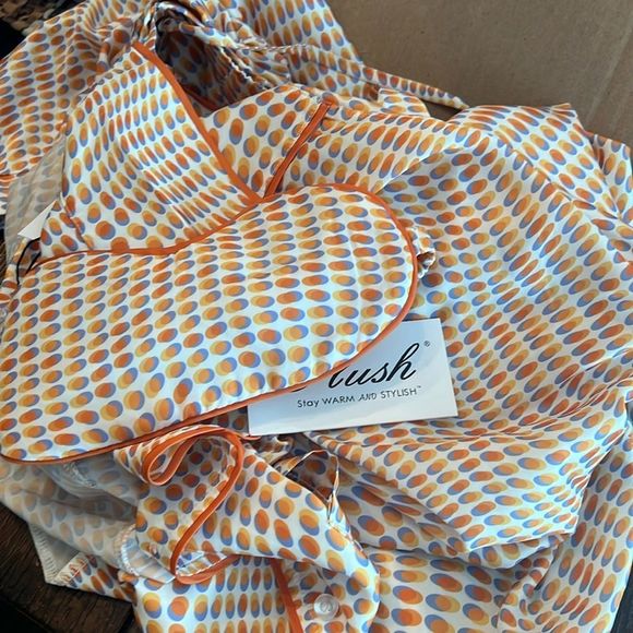 REVOLVE PLUSH SILKY OP ART LONG SLEEVE + SHORTS PJ SET WITH EYE MASK - Picture 5 of 5